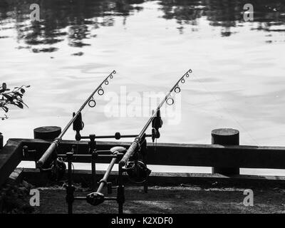 Zwei Stangen auf einen Ständer Angeln im See Stockfoto