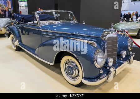 ESSEN, Deutschland - 6. April 2017: 1956 Mercedes-Benz 300Sc Cabriolet Oldtimer auf der Techno Classica Essen Auto Show vorgestellt. Stockfoto