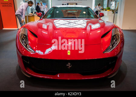 ESSEN, Deutschland - Apr 6, 2017: Ferrari 812 Superfast Sportwagen auf der Techno Classica Essen Auto Show präsentiert Stockfoto