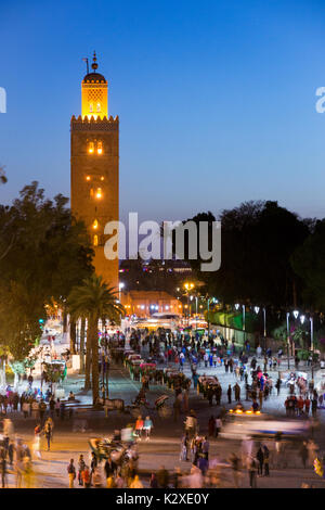 Sonnenuntergang auf dem Djemaa el-Fna und der Koutoubia Moschee, Marrakesch, Marokko Stockfoto