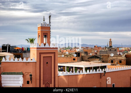 Moschee Minarett in der historischen Mauern umgebene Medina in Marrakesch. Marokko Stockfoto