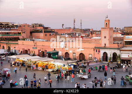 Marrakesch, Marokko - Apr 29, 2016: Moschee und Restaurants mit Touristen in der Nähe der Souks und auf dem Djemaa-el-Fna in Marrakesch. Stockfoto