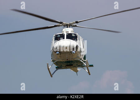 AHLEN, Deutschland - Jun 5, 2016: Nahaufnahme von einem weißen Bell 412 SP Hubschrauberlandeplatz. Stockfoto