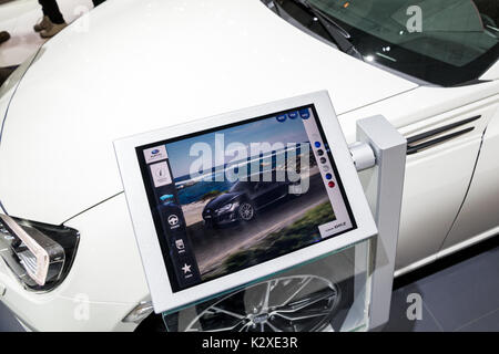 Brüssel - 19 Jan, 2017: Tablet mit Auto Spezifikationen des neuen Subaru BRZ im Brüsseler Autosalon Motor Show. Stockfoto