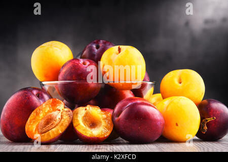 Komposition mit Schüssel von süßen reife Pflaumen. Stockfoto