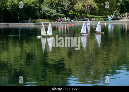 Modell Segelboote auf dem Konservatorium Wasser (Bordsteine Bootshaus), Central Park, New York, NY, USA Stockfoto