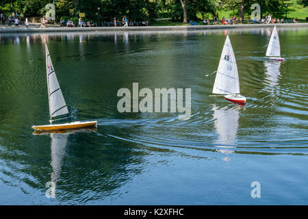 Modell Segelboote auf dem Konservatorium Wasser (Bordsteine Bootshaus), Central Park, New York, NY, USA Stockfoto