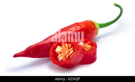 Aji Cristal Pfeffer, ganze und aufgeschnittene (Capsicum baccatum). Beschneidungspfade, Schatten getrennt Stockfoto