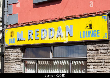 Altmodische Pub/Shop Signage in Claire Irland Stockfoto