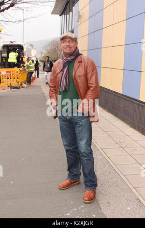 Louis Emerick kommt an Venue Cymru für die Produktion des voll Monty in Llandudno Stockfoto