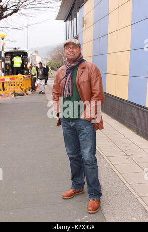 Louis Emerick kommt an Venue Cymru für die Produktion des voll Monty in Llandudno Stockfoto