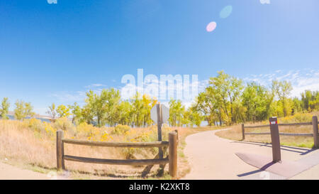 Fahrt durch Cherry Creek State Park im frühen Herbst. Stockfoto