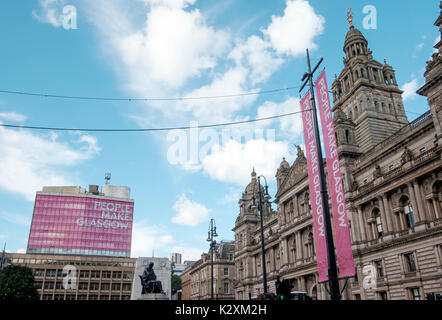 Die Leute machen Glasgow Slogan auf Banner auf dem George Square Glasgow Stockfoto