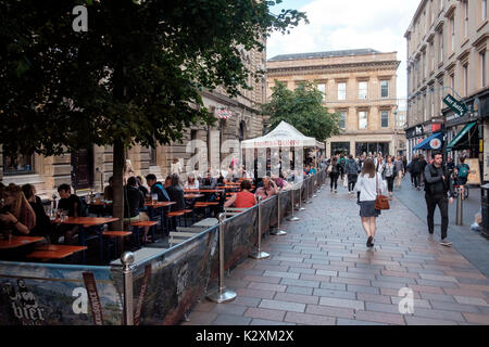 Die Leute draußen sitzen Essen und Trinken in Royal Exchange Square, Glasgow Stockfoto