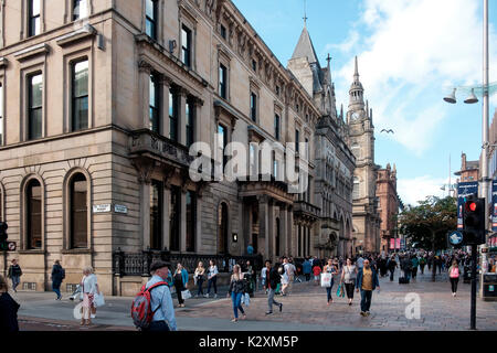 Immer voll mit Menschen, Buchanan Street, Glasgow an der Kreuzung mit der St. Vincent Street Stockfoto