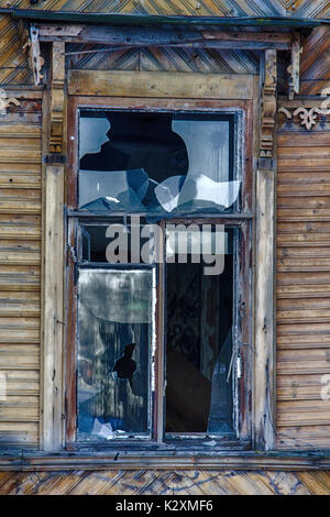 Glasbruch, Gefahr. großes Fenster mit blauem Glas-Zerstörung Stockfoto