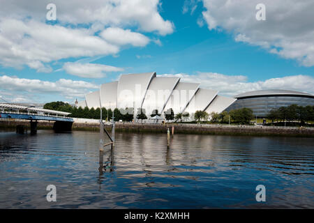 Moderne architektonische Entwicklung der SEC Armadillo Konzerthalle am Ufer des Flusses Clyde in Glasgow, Schottland Stockfoto