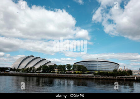 Moderne architektonische Entwicklung der SSE Hydro multi-purpose Indoor Arena und die SEC Armadillo Konzerthalle am nördlichen Ufer des Flusses Clyde Stockfoto