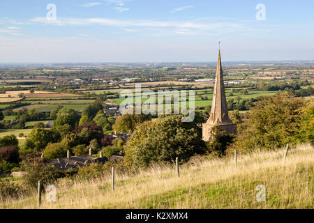 St Nicholas' Church und Blick über Honeybourne und Vale von Evesham, Saintbury, Cotswolds, Gloucestershire, England, Vereinigtes Königreich, Europa Stockfoto