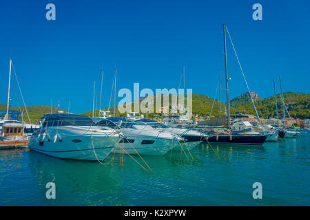 PORT D ANDRATX, SPANIEN - 18. AUGUST 2017: Ansicht Port Andratx auf Mallorca, Spanien mit einem Segelboot in den ersten Platz Stockfoto