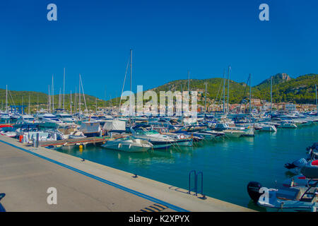 PORT D ANDRATX, SPANIEN - 18. AUGUST 2017: Ansicht Port Andratx auf Mallorca, Spanien mit einem Segelboot in den ersten Platz Stockfoto