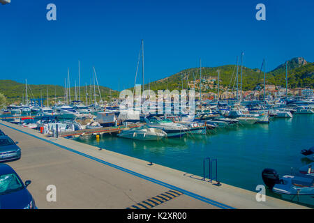 PORT D ANDRATX, SPANIEN - 18. AUGUST 2017: Ansicht Port Andratx auf Mallorca, Spanien mit einem Segelboot in den ersten Platz Stockfoto