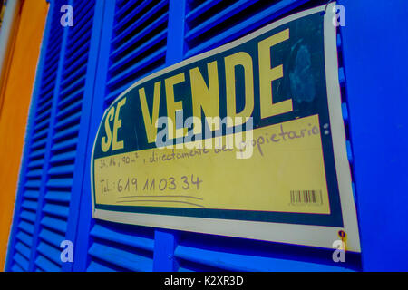 PORT D ANDRATX, SPANIEN - 18. AUGUST 2017: Informative Zeichen in der Wand, von Andratx Port Marina, Mallorca, Balearen, Spanien Stockfoto