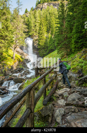 Die Wasserfälle von Saent sind eine der Perlen des Rabbiner-Tals im Trentino-Südtirol, Provinz Trient, Norditalien Stockfoto