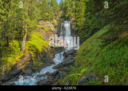 Die Wasserfälle von Saent sind eine der Perlen des Rabbiner-Tals im Trentino-Südtirol, Provinz Trient, Norditalien Stockfoto