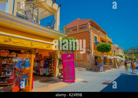 SANT ELM mallorca, mallorca, Spanien - 18. AUGUST 2017: unbekannte Menschen zu Fuß in Sant Elm City, urige Einkaufsstraße in der kleinen Stadt San Telmo, Mallorca, Spanien Stockfoto