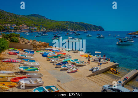 PORT D ANDRATX, SPANIEN - 18. AUGUST 2017: Luftbild mit vielen Booten im Hafen von Andratx auf Mallorca, in Spanien Stockfoto