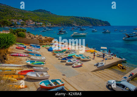 PORT D ANDRATX, SPANIEN - 18. AUGUST 2017: Luftbild mit vielen Booten im Hafen von Andratx auf Mallorca, in Spanien Stockfoto