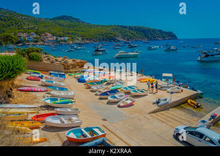 PORT D ANDRATX, SPANIEN - 18. AUGUST 2017: Luftbild mit vielen Booten im Hafen von Andratx auf Mallorca, in Spanien Stockfoto