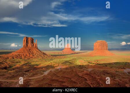 Monument Valley Arizona East & West Fäustlinge und Merrick Butte bei Sonnenuntergang in der Navajo Nation. Besucherzentrum des Monument Valley nach dem Sturm. Grün Rot Stockfoto