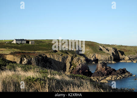 Blick auf St. nicht Rückzug Hostel und St. nicht Kapelle in der Landschaft in der Nähe der walisischen Küste an einem sonnigen Sommertag Pembrokeshire UK KATHY DEWITT Stockfoto