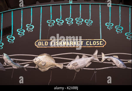 Das straßenschild für Alte Fishmarket Close auf der Royal Mile, Edinburgh, Schottland. Stockfoto