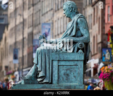 Die Statue des Philosophen David Hume (1711-1776) sitzt außerhalb des High Court am Lawnmarket an Edinburghs Royal Mile. Die Statue von Stockfoto