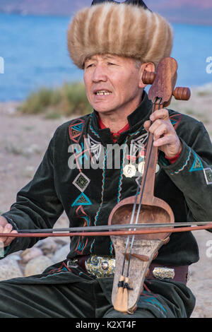 Musiker spielen traditionelle Instrumente in Issyk Kul, Kirgisistan am 28. Mai 2017 Stockfoto