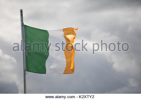 Die Irische triclour, Flagge der Republik Irland, in den Wind in Dublin an einem Sommertag. Stockfoto