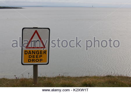 Die Gefahr tiefen drop Schild an der Nord- Westküste von Irland in der Nähe der irischen Grenze als Klippe Rand Brexit Webstühle. Stockfoto
