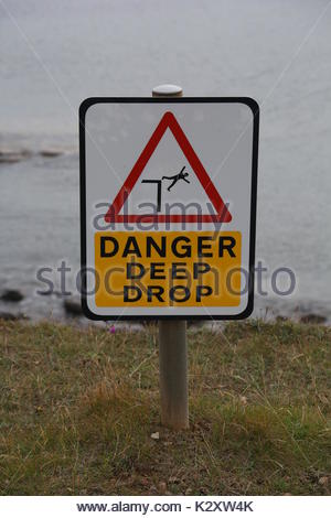 Die Gefahr tiefen drop Schild an der Nord- Westküste von Irland in der Nähe der irischen Grenze als Klippe Rand Brexit Webstühle. Stockfoto
