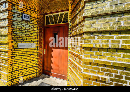 Das goldene Haus mit vergoldeten Fassade auf der Veddel in Hamburg, Stück Kunst der Künstler Boran Burchhardt, das Goldhaus mit vergoldeter Fassade auf der Stockfoto