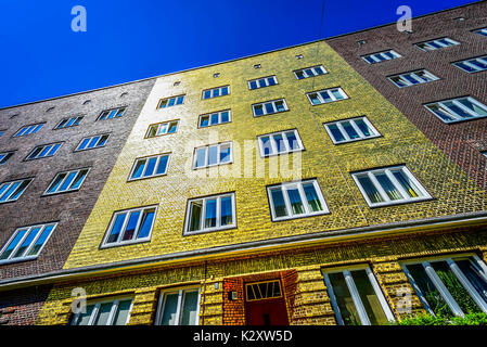 Das goldene Haus mit vergoldeten Fassade auf der Veddel in Hamburg, Stück Kunst der Künstler Boran Burchhardt, das Goldhaus mit vergoldeter Fassade auf der Stockfoto