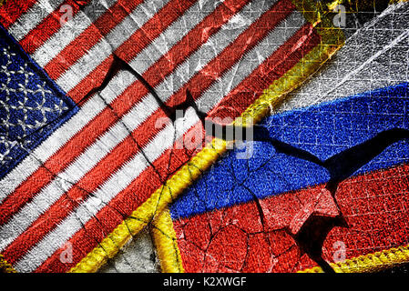 Flaggen der USA und Russlands auf Glasscherben, Fahnen von den USA und Russland mit zerbrochenem Glas Stockfoto