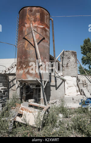 Alten rostigen Industrial Cement Storage tank. Teil einer kleinen Zementfabrik. Stockfoto