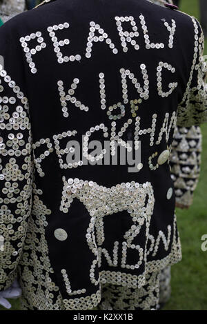 Pearly King-, Queen und Prince von Peckham, in ihren Pearly Kings Kleidung, außerhalb Parlamentsgebäude und Big Ben, London, England, UK. Stockfoto