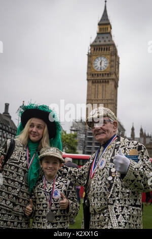 Pearly King-, Queen und Prince von Peckham, in ihren Pearly Kings Kleidung, außerhalb Parlamentsgebäude und Big Ben, London, England, UK. Stockfoto