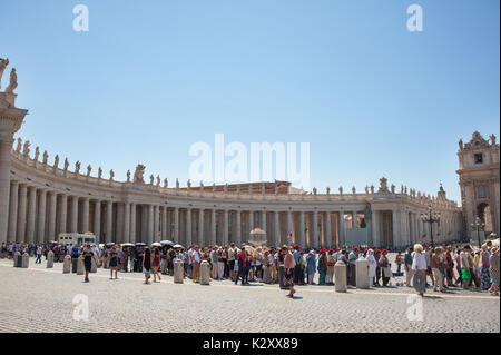 Rom, Italien, 2017 - Touristen stehen in einer Linie St. Peter's Kirche eingeben Stockfoto