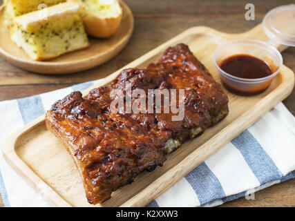 Schweinerippchen Grill mit Knoblauch Brot auf Holz Tisch Stockfoto