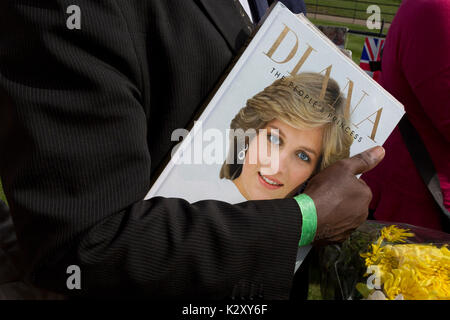 Wie Massen der royalistischen Gratulanten versammeln, eine spontane Memorial von Blumen, Fotos und Erinnerungsstücke wächst außerhalb der Kensington Palace, die königliche Residenz von Prinzessin Diana, die bei einem Autounfall in Paris starb vor genau 20 Jahren, am 31. August 2017, in London, England. 1997 Ein Meer von floral Tribute füllten auch dieser Bereich des Royal Park sowie in der Mall, wo ihre Beerdigung übergeben. Damals wie heute - ein royalisten trauerte das Volk der Prinzessin, einen betitelten geprägt durch den damaligen Premierminister Tony Blair. Stockfoto